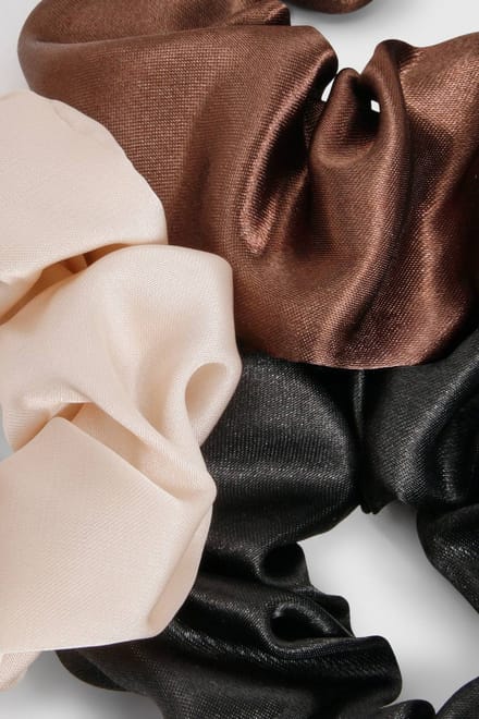 boohoo Dames Satijn Scrunchies 3 Pack | Chocolate