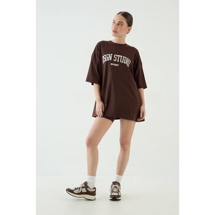 Dames Dsgn Studio Collegiate Bedrukt Oversized T-shirt | Dark Chocolate | Maat: Small