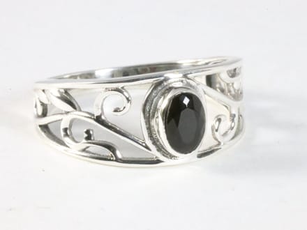 Fijne opengewerkte zilveren ring met onyx - maat 16.5
