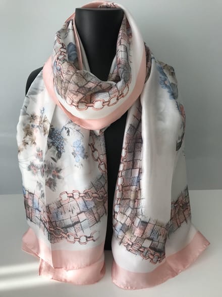 Modieuze zomersjaal van 50 % viscose met 50% zijde, glad materiaal