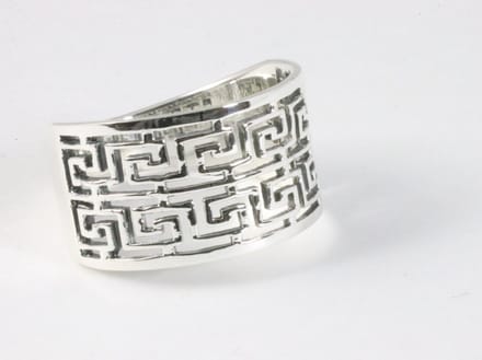 Opengewerkte zilveren ring met Grieks motief - maat 21