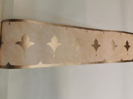 Behangrand beige goud kronen