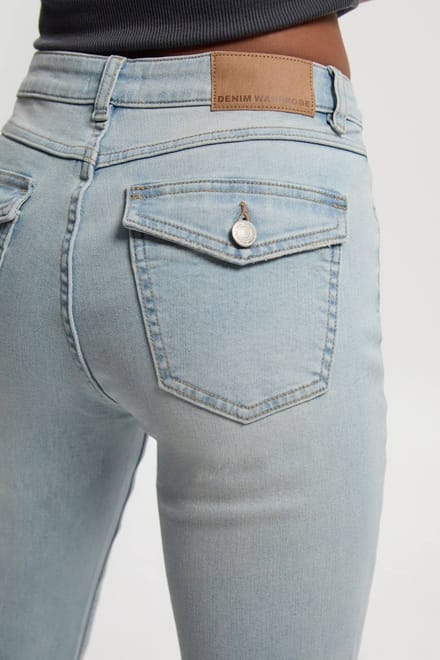 boohoo Dames Petite Mid Rise Y2K Bootcut Jeans | Bleach Wash | Maat: 16