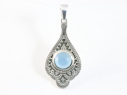 Bewerkte zilveren hanger met blauwe chalcedoon
