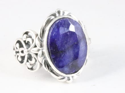 Opengewerkte zilveren ring met blauwe saffier - maat 17