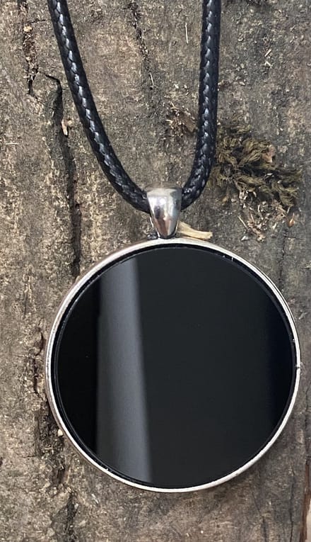 Amulet ‘black mirror of reflection’