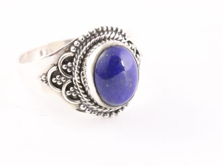 Bewerkte zilveren ring met lapis lazuli - maat 16.5