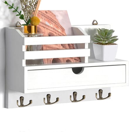 Houten sleutelrek met plank in wit voor het organiseren van sleutels en accessoires