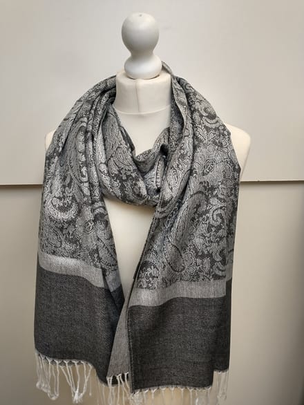 Zijdezachte dames sjaal Jaleesa paisleymotief antraciet wit