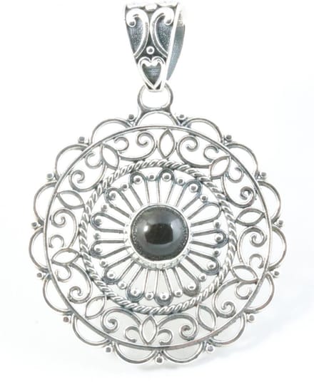 Opengewerkte zilveren hanger met onyx