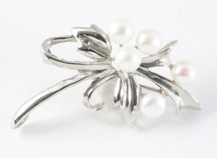 Hoogglans zilveren broche met witte zoetwater parels