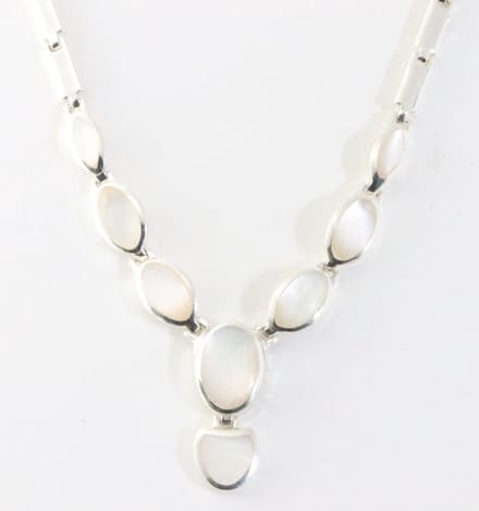 Hoogglans zilveren collier met parelmoer