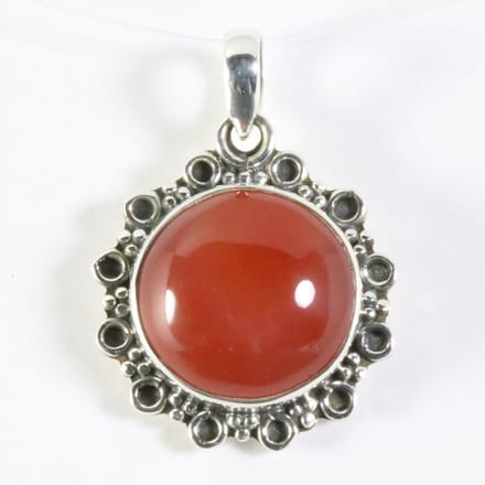 Ronde bewerkte zilveren hanger met carneool