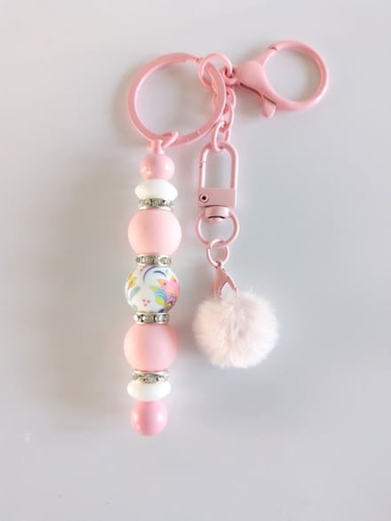Sleutelhanger, tashanger met kralen en fluffy bolletje | roze