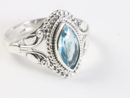 Fijne bewerkte zilveren ring met blauwe topaas - maat 20