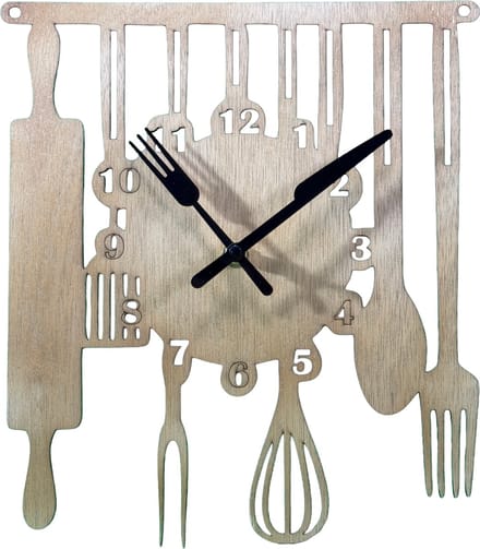 houten keukenklok met keukengereedschap