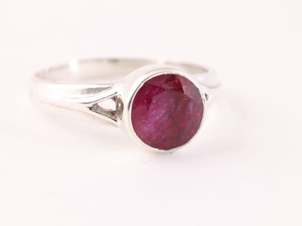 Zilveren ring met robijn - maat 16.5