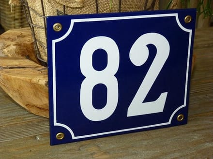 Emaille huisnummer 18x15 blauw/wit nr. 82