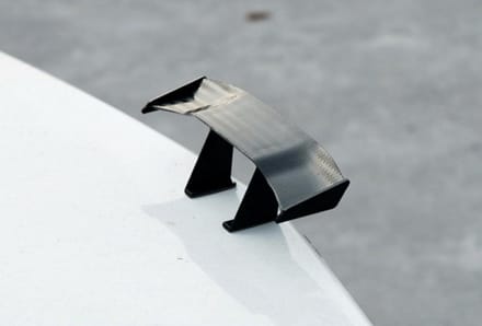 TIN-IN Grappige Mini Spoiler Auto Carbon Look - Zelfklevend - Universeel Tuning Accessoire - JDM Cadeau voor Autoliefhebber