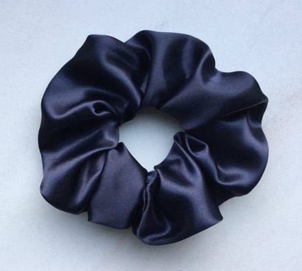 Scrunchie XL satijn - blauw - donkerblauw - blue - handgemaakt - handmade - haaraccessoire