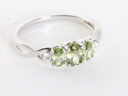 Hoogglans zilveren ring met groene amethist en witte topaas - maat 20