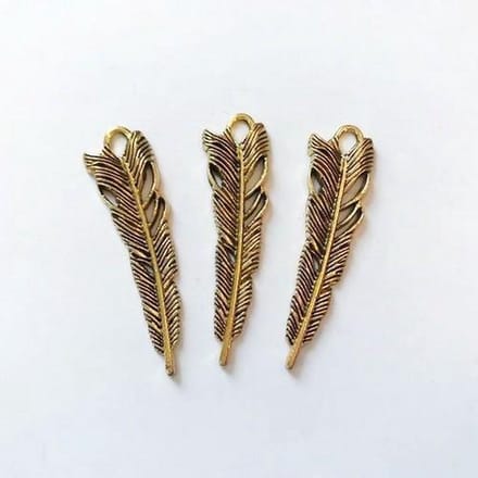 3 goudkleurige veren