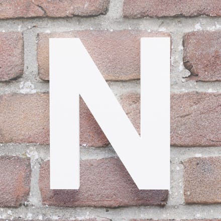 Huisnummer Arial N wit - Maat: Middel (15 cm) - blinde bevestiging - Huisnummerbord -