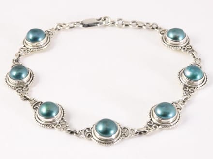 Bewerkte zilveren armband met zwarte parels