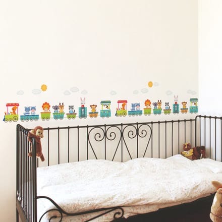 Decoratieve muurstickers met twee dierentreintjes.
