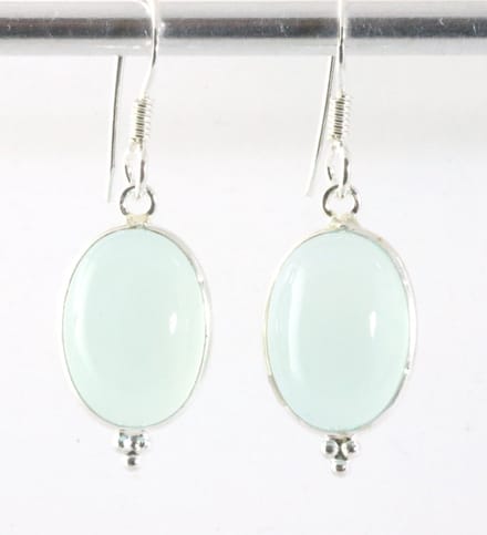 Fijne zilveren oorbellen met aqua chalcedoon