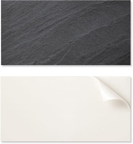 Zelfklevend vinylpaneel met print, 100x50 cm, met natuursteenstructuur.