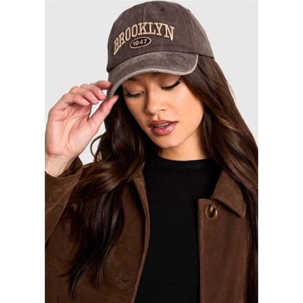 boohoo Dames Acid Wash Slogan Pet | Chocoladebruin