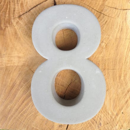 betonnen huisnummer 8, nummer acht van beton
