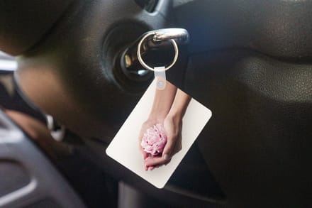 Sleutelhanger - Handen die een roze pioenroos vasthouden - Uitdeelcadeautjes - Plastic