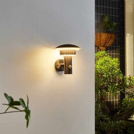 Lindby LED buiten wandlamp Lillie, sensor, hoogte 19 cm
