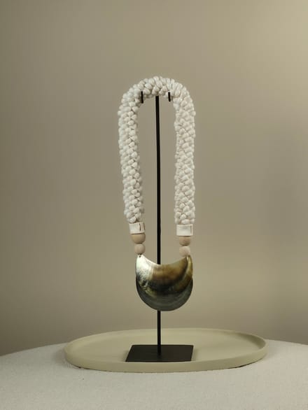 Blitzdeco - Schelpen Ketting op Standaard - May - Elegant Bohemian - Wit-Bruin - Handgemaakt