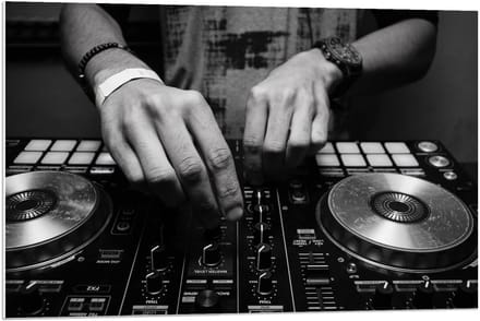 Forex - Dj achter Draaitafel (zwart/wit) - 90x60cm Foto op Forex