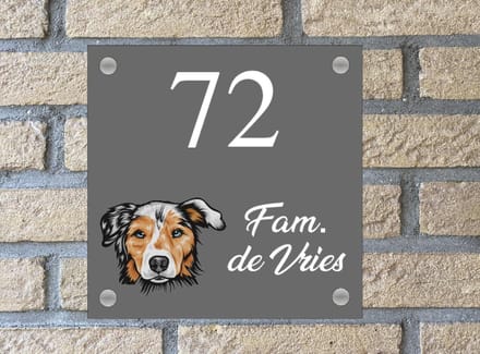 Naambordje / huisnummer voordeur hond Australian Shepperd grijs