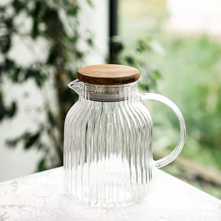Almina Schenkkan - Acaciahout Deksel - 1.5L - Anti Drup - Geribbeld Design