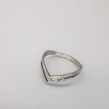 RVS - zilverkleurig - elegant - ring - maat 18 in prachtig - V motief.