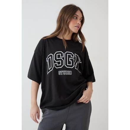 Dames Dsgn Studio Collegiate Bedrukt Oversized T-shirt | Black | Maat: XS