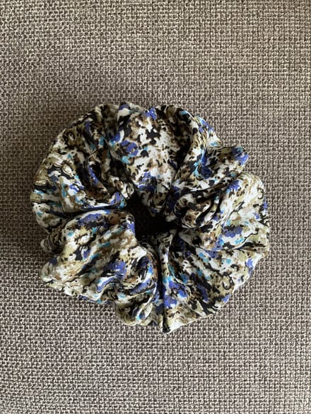 Scrunchie XL - fleurig bloemdessin - blauw bruin beige - handgemaakt - handmade
