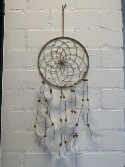 Dromenvanger met veren - beige - Dreamcatcher with feathers- Dia 23 cm x lengte 66 cm - Woonaccessoires