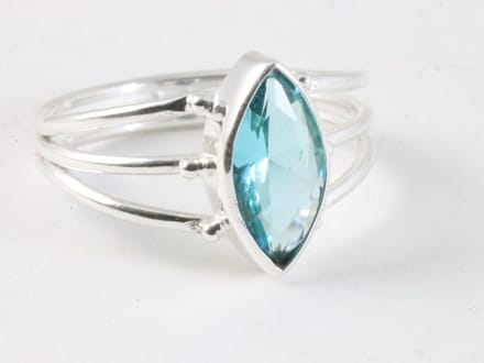Opengewerkte zilveren ring met blauwe topaas - maat 21