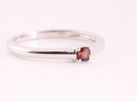 Fijne hoogglans zilveren ring met granaat - maat 15.5