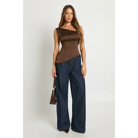 boohoo Dames Satijn asymmetrische top | Chocoladebruin | Maat: 40