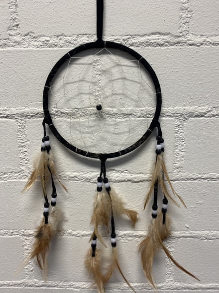 Dromenvanger met veren - zwart - Dreamcatcher with feathers- Dia 15 cm x lengte 40 cm