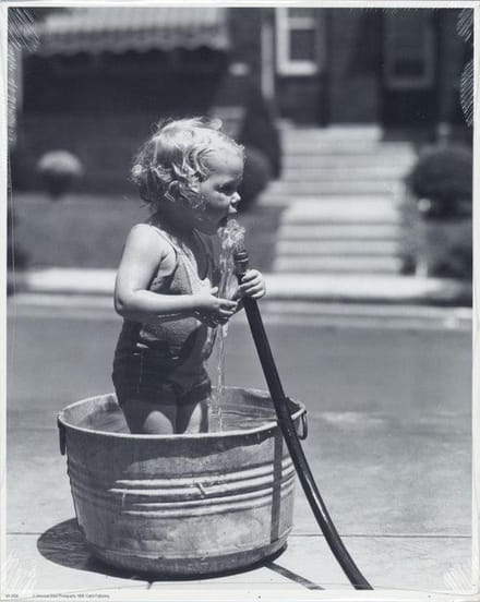 Mini zwart-wit poster - Child Playing in Bath - 24x30 cm