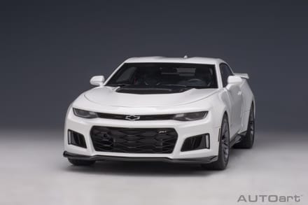 Autoart 1:18 Chevrolet Camaro ZL1 Coupe van 2017 in Summit White.