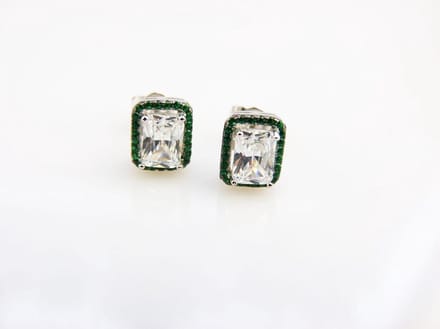 Model Small Rectangle Green zilveren oorringen met groene en witte stenen cubic zirconia